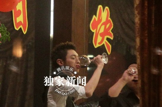 安以轩上海庆生圈内好友齐聚祝寿 举杯豪饮醉态百出