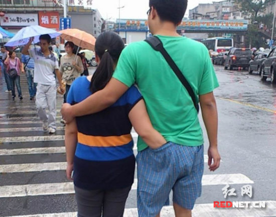　小情侣行为举止确实雷人！在人来人往的街头，仍能泰然自若，境界可谓是非同一般。