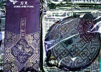 消费者人人乐超市所购珍宝月饼保质期内发霉