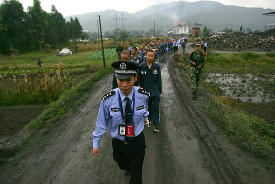 监狱服刑人员搬家 狱警绳牵600名囚犯