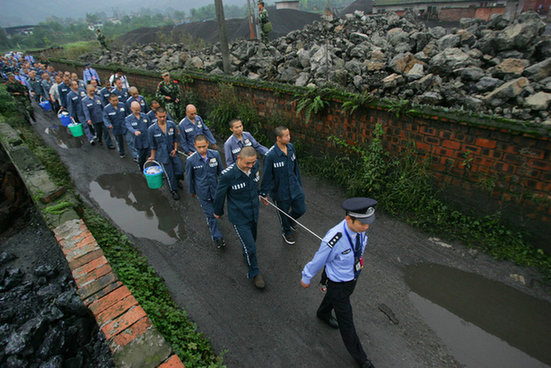 监狱服刑人员搬家 狱警绳牵600名犯人(组图) - 青岛新闻网