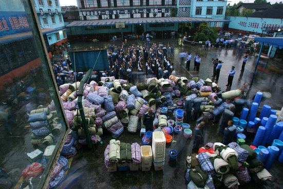 监狱服刑人员搬家 狱警绳牵600名囚犯