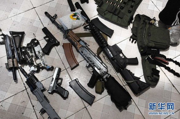 便衣刑警贵阳缉枪实拍 民居中搜出枪支弹药