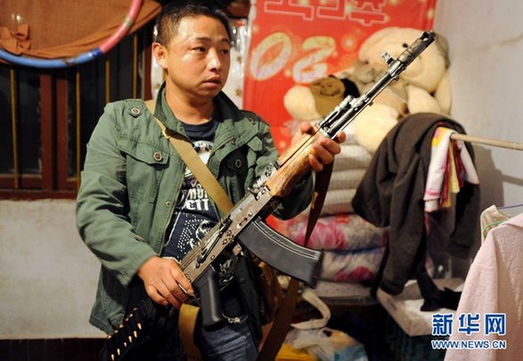 便衣刑警贵阳缉枪实拍 民居中搜出枪支弹药