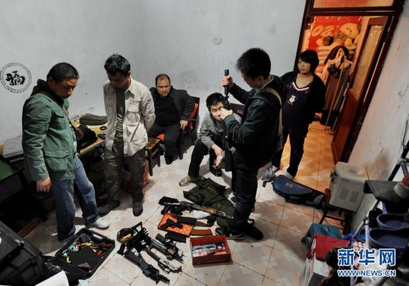 便衣刑警贵阳缉枪实拍 民居中搜出枪支弹药