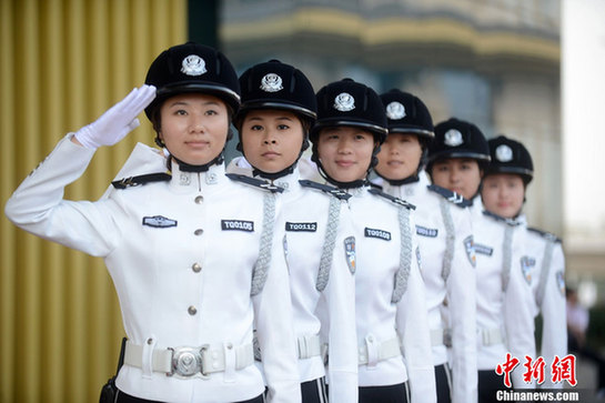 扬州80后女子特勤队换新装 警花英姿飒爽