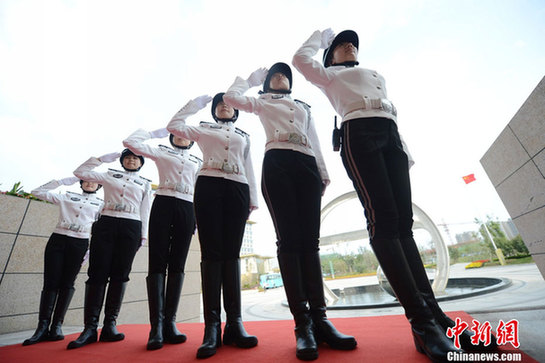 扬州80后女子特勤队换新装 警花英姿飒爽