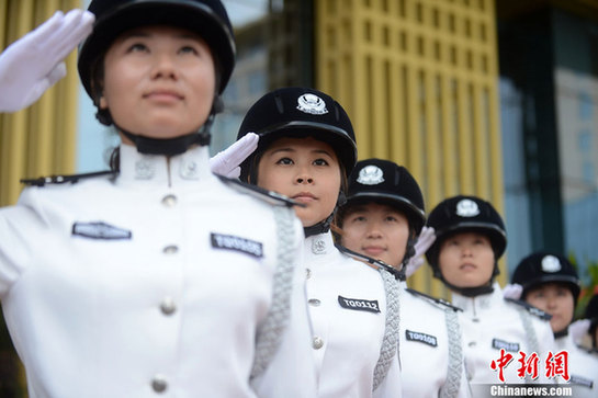 扬州80后女子特勤队换新装 警花英姿飒爽