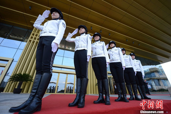 扬州80后女子特勤队换新装 警花英姿飒爽