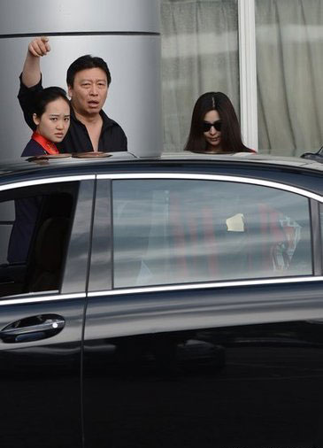 范冰冰黑超掩面玩快闪