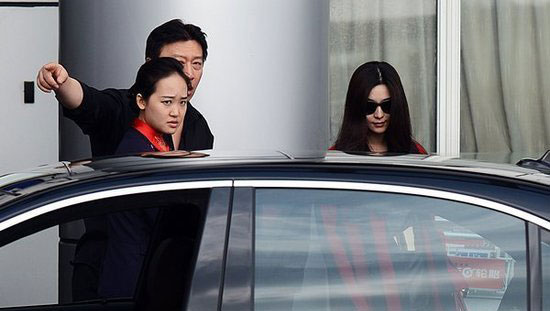 范冰冰黑超掩面玩快闪