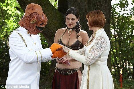 女生当街将手伸男友裤内 网友吐槽卫生棉歪了