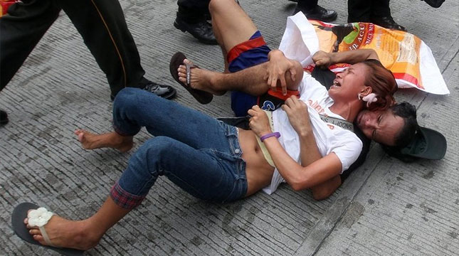 女生当街将手伸男友裤内 网友吐槽卫生棉歪了