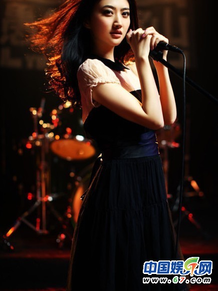 明星封面照暗斗 范爷惊艳不断周冬雨惨被秒杀