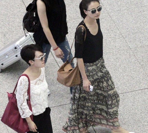 高圆圆女人味足为赵又廷改风格 素颜现身玩微信