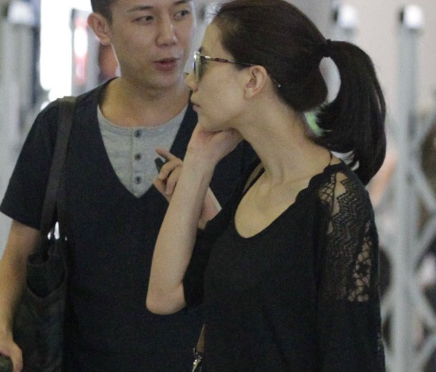 高圆圆女人味足为赵又廷改风格 素颜现身玩微信