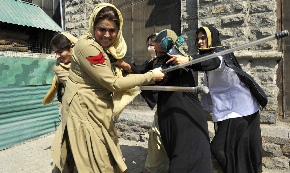 印度女学生成绩不及格 与女警互殴抗议