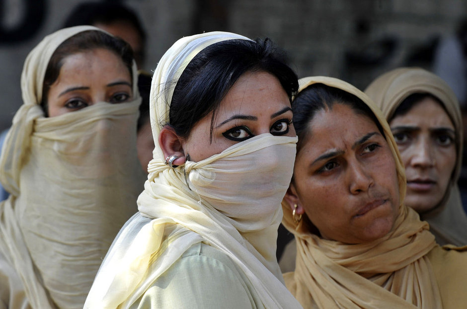 印度女学生成绩不及格 与女警互殴抗议