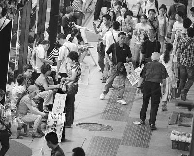 月饼黄牛中秋月入过万 饼屋花数万元请保安驱赶