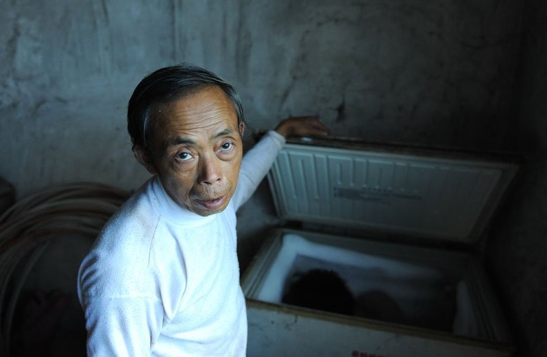 老人将儿遗体冻冰柜6年 想念时就看一眼