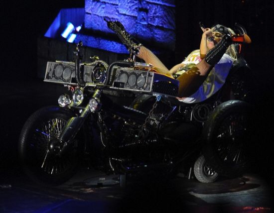 Ladygaga暴肥撅肉臀开唱 劈叉自摸恶评如潮