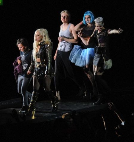 Ladygaga暴肥撅肉臀开唱 劈叉自摸恶评如潮