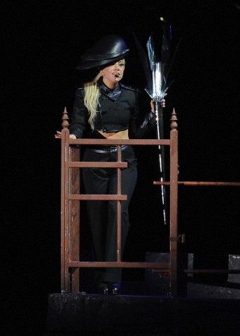 Ladygaga暴肥撅肉臀开唱 劈叉自摸恶评如潮