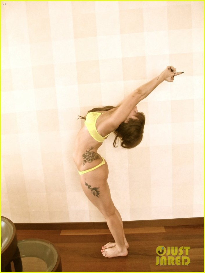 Ladygaga暴肥撅肉臀开唱 劈叉自摸恶评如潮