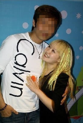 李代沫同性床照短信曝光 躺粉色心形枕头喊叫