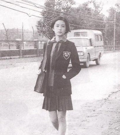 女星穿校服 风骚型就是不清纯