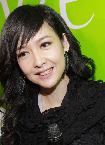 周慧敏露美背翻白眼 一口黄牙面有皱纹玉女不再