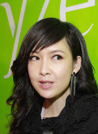 周慧敏露美背翻白眼 一口黄牙面有皱纹玉女不再