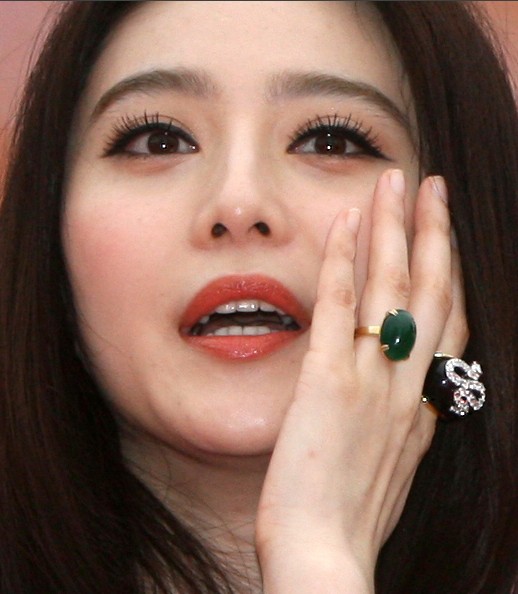 范冰冰黑丝金裙搭条纹装惊艳 西安捞金遇汪涵