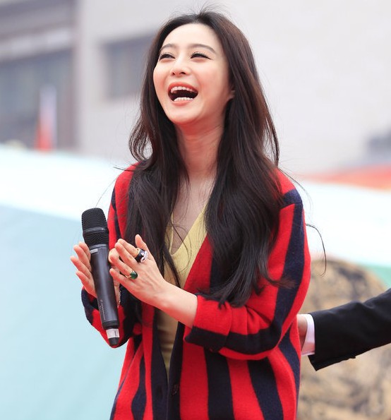 范冰冰黑丝金裙搭条纹装惊艳 西安捞金遇汪涵