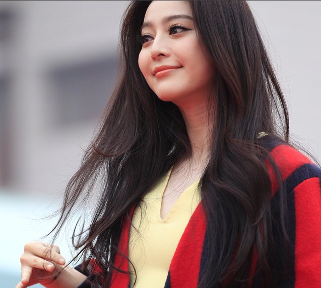 范冰冰黑丝金裙搭条纹装惊艳 西安捞金遇汪涵