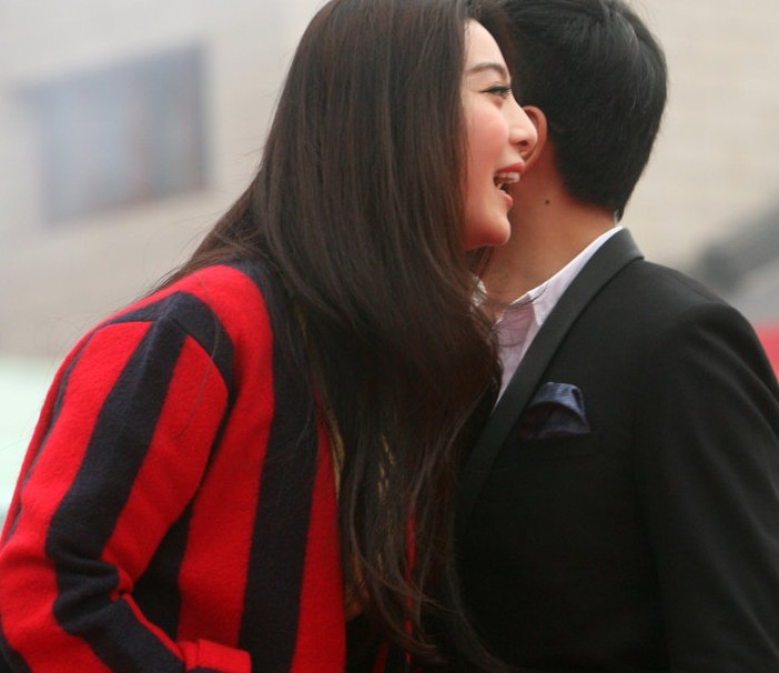 范冰冰黑丝金裙搭条纹装惊艳 西安捞金遇汪涵