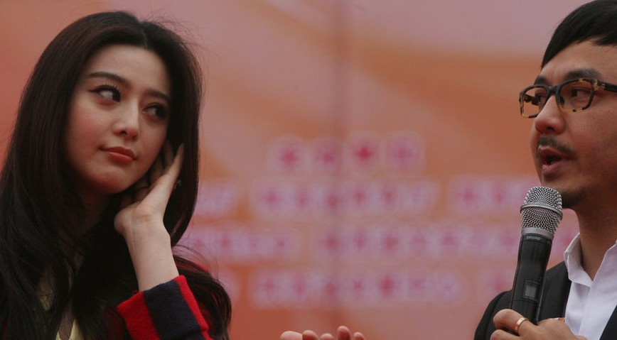 范冰冰黑丝金裙搭条纹装惊艳 西安捞金遇汪涵