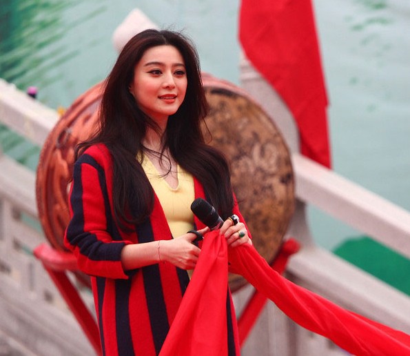 范冰冰黑丝金裙搭条纹装惊艳 西安捞金遇汪涵