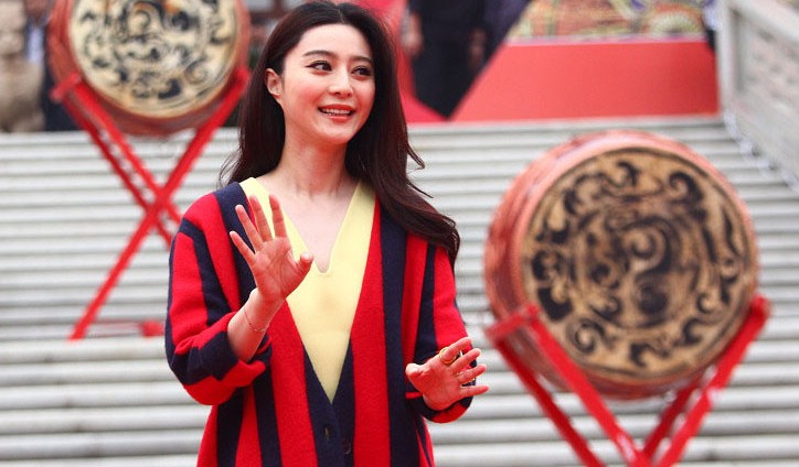 范冰冰黑丝金裙搭条纹装惊艳 西安捞金遇汪涵