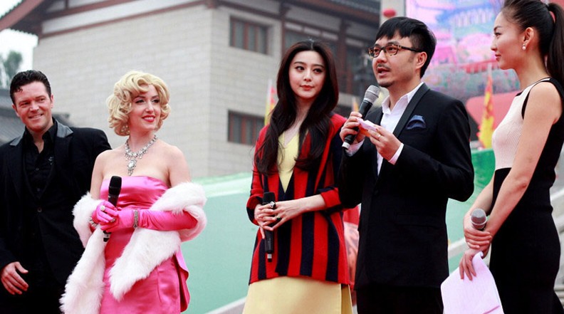 范冰冰黑丝金裙搭条纹装惊艳 西安捞金遇汪涵