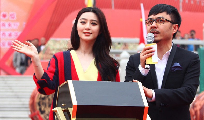 范冰冰黑丝金裙搭条纹装惊艳 西安捞金遇汪涵