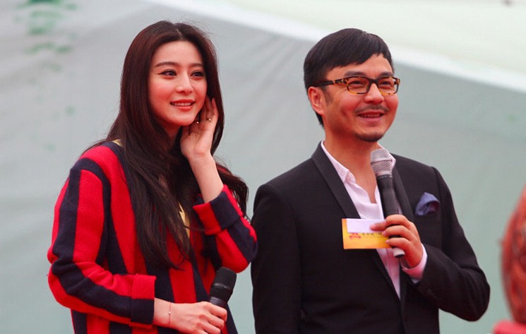 范冰冰黑丝金裙搭条纹装惊艳 西安捞金遇汪涵