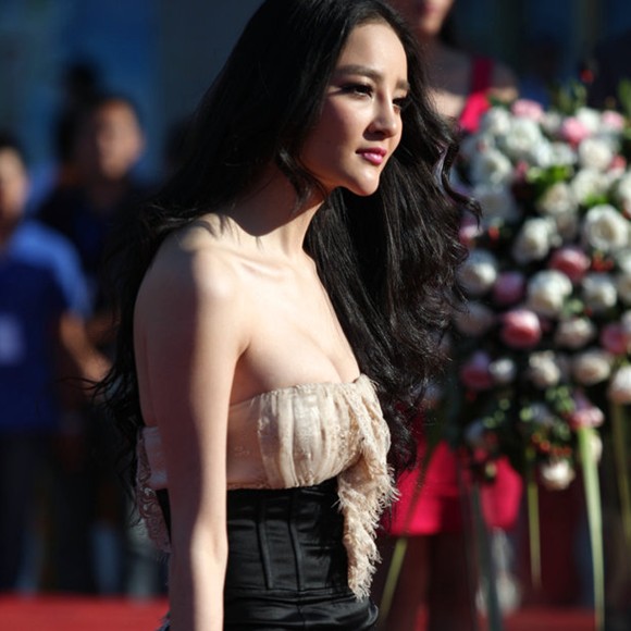 刘雨欣胸部严重缩水 穿低胸装原形毕露