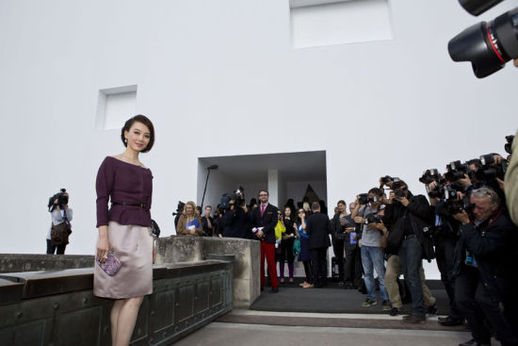 陈数亮相巴黎秀场 紫色套装气场不凡被追拍