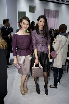 陈数亮相巴黎秀场 紫色套装气场不凡被追拍