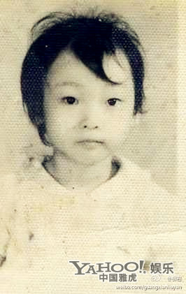 柳岩自曝初恋是军官大自己16岁 幼年照曝光