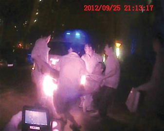 男子突然发狂想跳楼 医生称严重疲劳导致