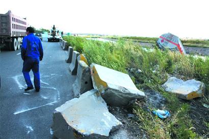 环湾大道瑞昌路出口罐车坠海