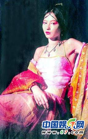 女明星肚兜抹胸诱惑:王祖贤欲露还羞最销魂