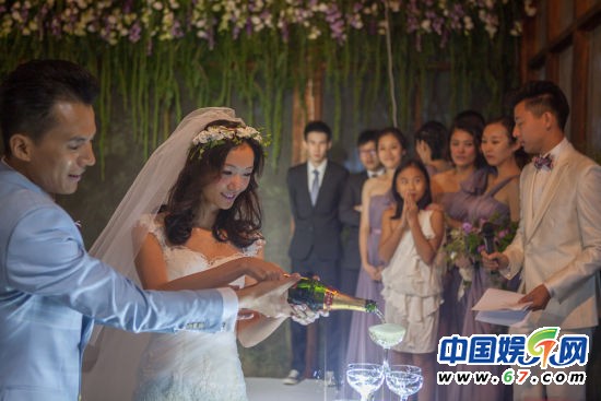 宋宁齐溪大婚大腕捧场 收成捆改口费引惊呼 宋宁齐溪大婚大腕捧场 收成捆改口费引惊呼